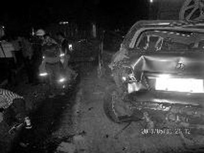 陜西境內(nèi)一高速路19輛車(chē)連撞 致1死10傷(圖)