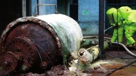 5月19日，中鹽湖南株洲化工集團(tuán)有限公司廠區(qū)，消防戰(zhàn)士穿著重型防化服對(duì)泄漏點(diǎn)及周圍進(jìn)行處置。圖/讀者高先生