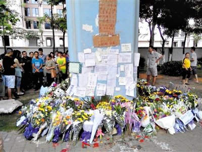 昨日,廈門市民在BRT的橋墩下放上鮮花悼念逝者。新京報記者 郭鐵流 攝 昨日,廈門市民在BRT的橋墩下放上鮮花悼念逝者。新京報記者 郭鐵流 攝