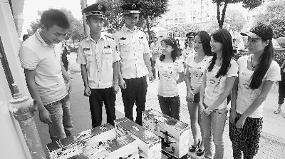 “美女執法”。 “美女執法”。