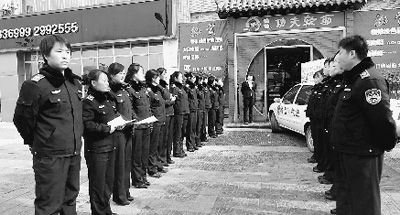 “列隊執法”。 “列隊執法”。