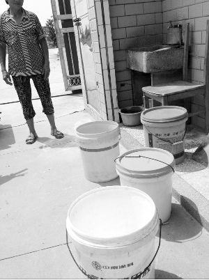 排隊打水 排隊打水