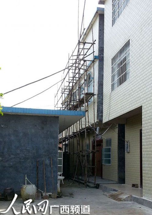 何某某的家門緊鎖,23日晚家人連夜搬家,現在去向不明 何某某的家門緊鎖,23日晚家人連夜搬家,現在去向不明