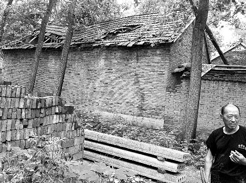 嫌疑人父母時常外出反映問題，家里的房子已破爛不堪。