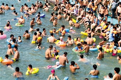 昨日，濟南市最高氣溫超過37℃，位于市區黑虎泉畔的泉水浴場免費開放。