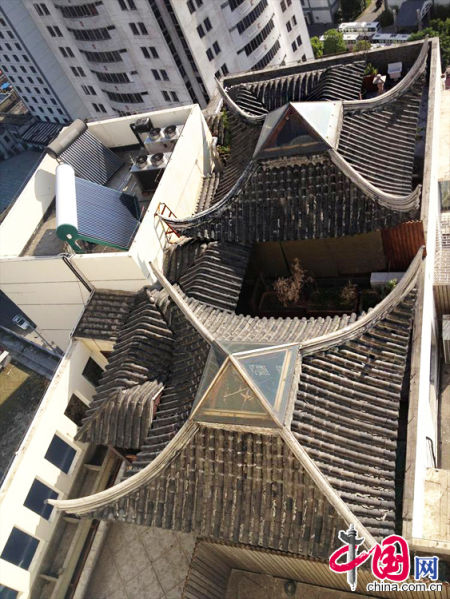 2013年8月14日，江蘇蘇州蘇州市三香大廈高樓18層樓頂東側陽臺上的“蘇州園林”式別墅，兩座涼亭和兩道回廊，飛檐翹角，一派蘇州園林的氣勢。中國網圖片庫李俊鋒攝影