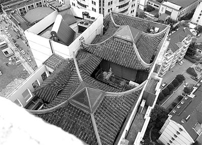 前日，從三香大廈另一單元樓頂俯拍“空中園林”。