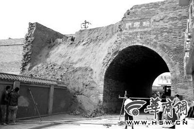 昨日上午9時左右,工人在倒塌處重新裝上護欄。實習記者 楊虎元 攝 昨日上午9時左右,工人在倒塌處重新裝上護欄。實習記者 楊虎元 攝