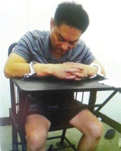 韓磊被控制時(shí)接受警方訊問(wèn)。本組圖片為視頻截圖 韓磊被控制時(shí)接受警方訊問(wèn)。本組圖片為視頻截圖