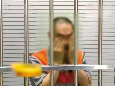 韓磊掩面哭泣。 韓磊掩面哭泣。