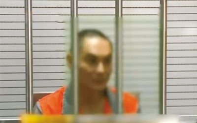 涉嫌窩藏罪的李明在接受訊問(wèn)。 涉嫌窩藏罪的李明在接受訊問(wèn)。