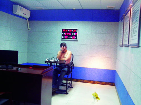 肇事者徐某在新建縣公安局接受調查 供圖/微博網友 肇事者徐某在新建縣公安局接受調查 供圖/微博網友