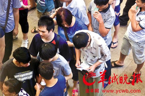 挎腰包的“黃?！狈职l一輪“任務”后，自己也開始整理“炒號”簽條