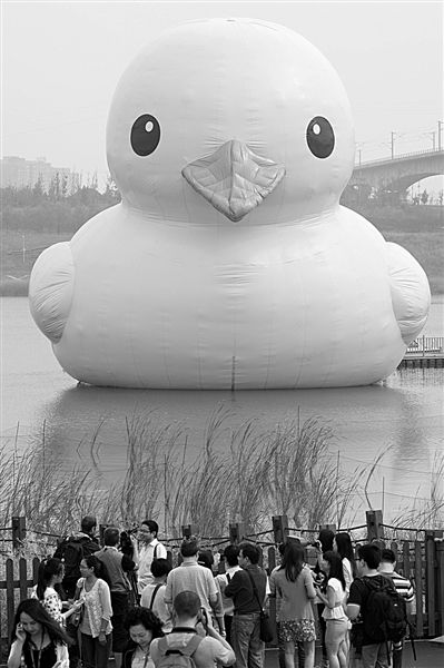 前日，大黃鴨首秀時(shí)，皮膚發(fā)皺、嘴巴尖尖朝下嘟，顯得頗為“委屈”。