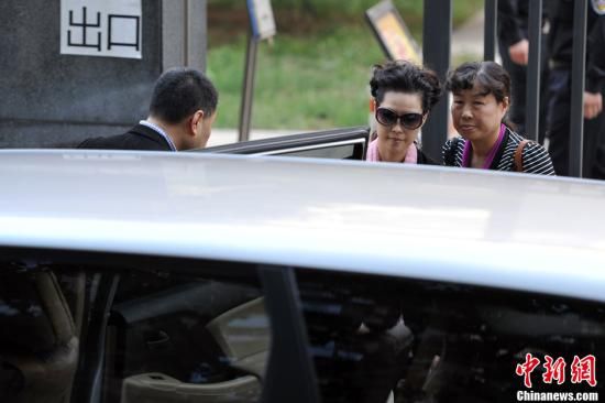 圖為宣判結束后夢鴿面無表情走出海淀法院，乘車離開。