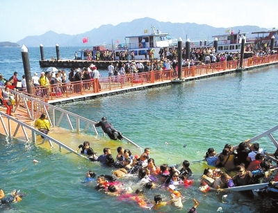 昨天,廬山西海景區過橋塌陷,致十數名游客落水。圖/東方IC 昨天,廬山西海景區過橋塌陷,致十數名游客落水。圖/東方IC