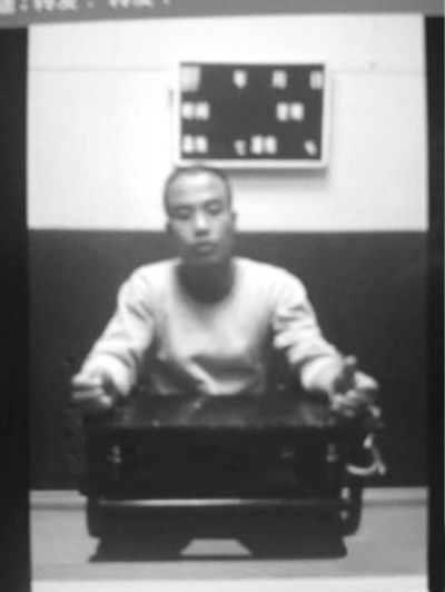 案發后,當地村民們圍觀現場。網絡截圖 案發后,當地村民們圍觀現場。網絡截圖