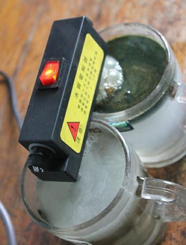 試驗(yàn)后的水對(duì)比，工程供水變成了墨綠色