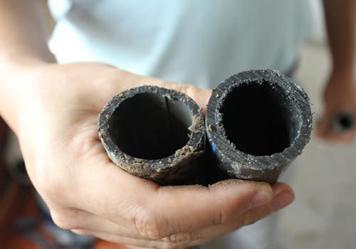 相同口徑的工程用的管材（左）與市面上正常管材（右）進(jìn)行對(duì)比