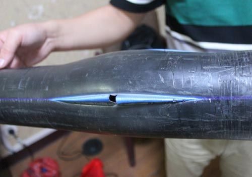 爆裂的水管，像被刀劃開一樣