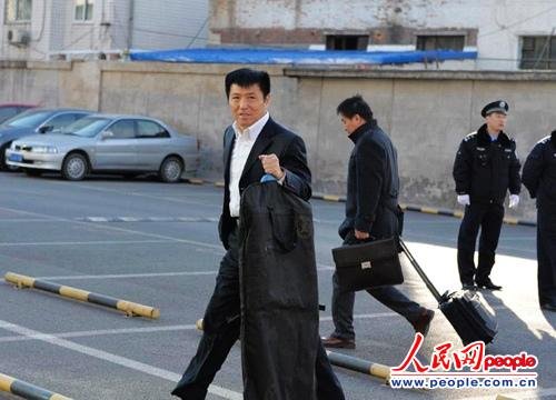 庭審當(dāng)日，李某某辯護(hù)律師張起淮匆匆趕到北京市一中院    人民網(wǎng)記者 翁奇羽攝