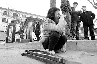 從法院出來(lái)以后，家屬和律師正在商量案情，夏鳳各在旁想著想著忍不住哭起來(lái)