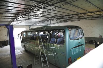 爆炸客車內(nèi)部已經(jīng)面目全非。據(jù)華商報(bào)