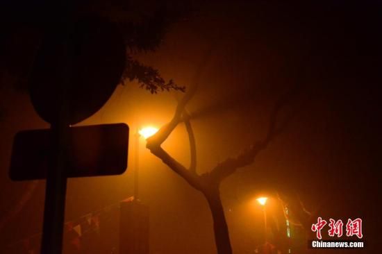 1月31日凌晨,市民行走在煙霧繚繞的南京街頭。當天是農歷馬年正月初一,南京有限開禁燃放煙花爆竹正逢下霧天,空氣的不流通致使煙花爆竹燃燒后產生的顆粒物不能及時散開,造成整座城市煙霧繚繞。據當地環保部門發布的信息顯示,空氣質量屬重度污染。中新社發 泱波 攝 1月31日凌晨,市民行走在煙霧繚繞的南京街頭。當天是農歷馬年正月初一,南京有限開禁燃放煙花爆竹正逢下霧天,空氣的不流通致使煙花爆竹燃燒后產生的顆粒物不能及時散開,造成整座城市煙霧繚繞。據當地環保部門發布的信息顯示,空氣質量屬重度污染。中新社發 泱波 攝