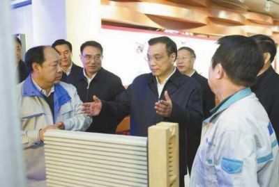 昨天,李克強(qiáng)在科技園查看PM2.5過濾設(shè)備。圖/新華視點(diǎn)微博 昨天,李克強(qiáng)在科技園查看PM2.5過濾設(shè)備。圖/新華視點(diǎn)微博