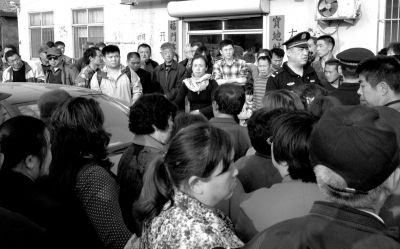 警方趕到現場，處理車胎被扎事件。