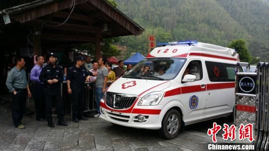 井岡山索道轎箱墜落1人被甩出箱外遇難(圖) 井岡山索道轎箱墜落1人被甩出箱外遇難(圖)