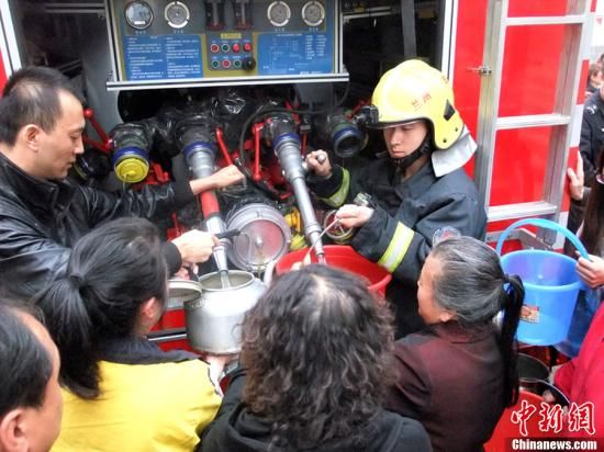 4月11日,蘭州市自來水苯含量嚴重超標,蘭州啟動公共突發(fā)事件應急機制,緊急調(diào)配安全水源在居民區(qū)投放,圖為消防隊給西固蘭玻西社區(qū)居民送來水,市民排隊取水。裴強 攝 圖片來源:東方IC 版權作品 請勿轉(zhuǎn)載 4月11日,蘭州市自來水苯含量嚴重超標,蘭州啟動公共突發(fā)事件應急機制,緊急調(diào)配安全水源在居民區(qū)投放,圖為消防隊給西固蘭玻西社區(qū)居民送來水,市民排隊取水。裴強 攝 圖片來源:東方IC 版權作品 請勿轉(zhuǎn)載