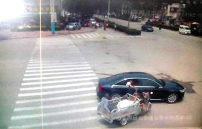 23日中午，陳母被突然噴毒。新京報記者 王瑞鋒 攝