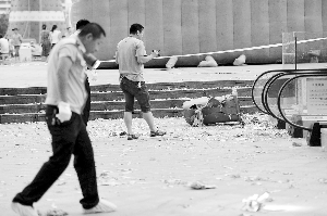 自動扶梯口旁垃圾桶突然爆炸,現場一片狼藉 自動扶梯口旁垃圾桶突然爆炸,現場一片狼藉