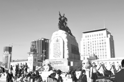 　圖為烏蘭巴托市成吉思汗廣場一角。 馬振華攝