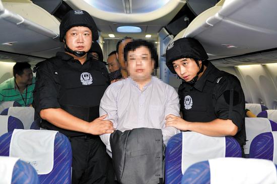 廣東警方機場移交在逃境外經濟嫌犯 記者 湯銘明 通訊員 粵公宣 攝