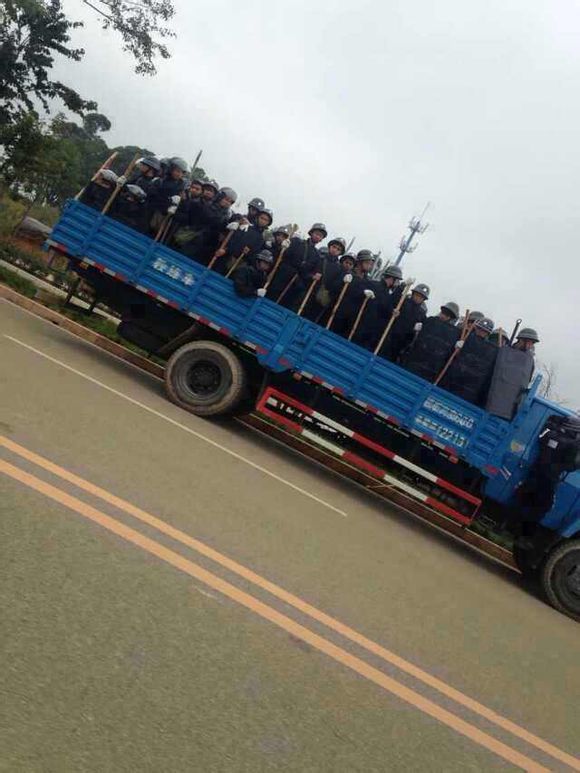 昆明沖突事件現場：多輛卡車載穿制服戴頭盔男子