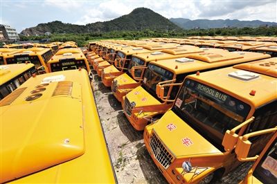 8月28日,浙江溫嶺,擱置農(nóng)村近1年的校車。 8月28日,浙江溫嶺,擱置農(nóng)村近1年的校車。