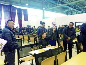 　首批中央和國家機關公車第三場拍賣現場。賈悅/攝