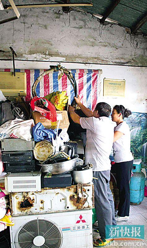 劉伯與妻子李姨在收拾剛回收的幾件小電器。