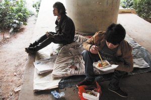 流浪者棲身城市高架橋下 生存無尊嚴(yán)隨時(shí)等死 流浪者棲身城市高架橋下 生存無尊嚴(yán)隨時(shí)等死