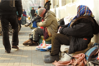 昨天,仍有流浪人員在路邊居留。本報記者譚青攝/視頻 昨天,仍有流浪人員在路邊居留。本報記者譚青攝/視頻