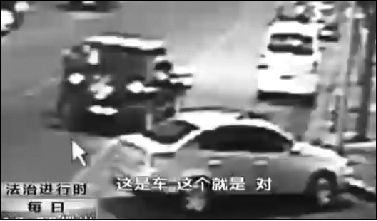 事發(fā)現(xiàn)場(chǎng)監(jiān)控錄像顯示,白圈內(nèi)的被害人老丁,正在牧馬人越野車旁收費(fèi)。 圖片來(lái)自電視截圖 事發(fā)現(xiàn)場(chǎng)監(jiān)控錄像顯示,白圈內(nèi)的被害人老丁,正在牧馬人越野車旁收費(fèi)。 圖片來(lái)自電視截圖