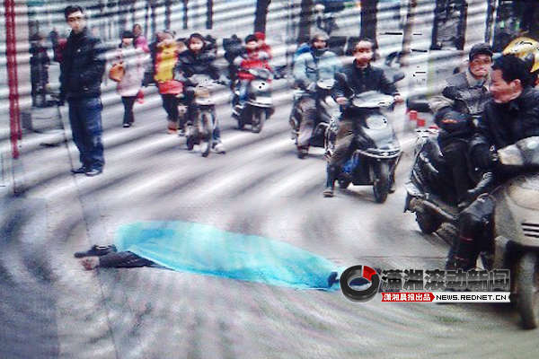 2月4日早上8時30分許,長沙人民中路255號一棟住宅樓露天樓梯6樓頂部,一名三十多歲的中年男子跳下 2月4日早上8時30分許,長沙人民中路255號一棟住宅樓露天樓梯6樓頂部,一名三十多歲的中年男子跳下