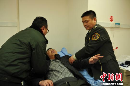 被“黑車”頂跑近5公里的執(zhí)法隊(duì)員周應(yīng)鑄被送至醫(yī)院急救。　閆成全　攝