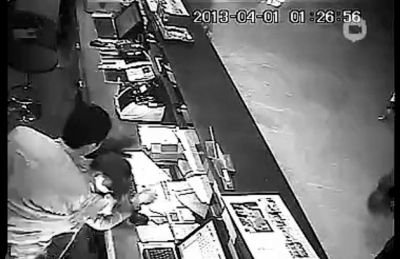 第三名白衣男子沖進(jìn)柜臺內(nèi)對女服務(wù)員一頓拳打腳踢。 第三名白衣男子沖進(jìn)柜臺內(nèi)對女服務(wù)員一頓拳打腳踢。