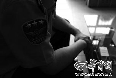 公交司機(jī)幫民警抓小偷 圍觀乘客喊耽誤時(shí)間(圖) 公交司機(jī)幫民警抓小偷 圍觀乘客喊耽誤時(shí)間(圖)