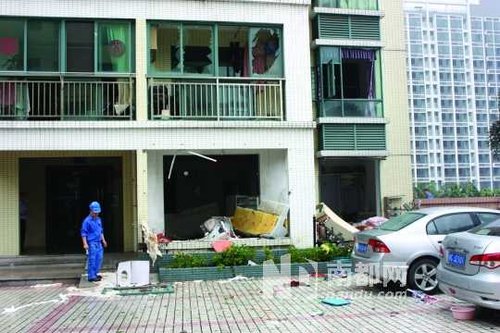 事發房屋整個陽臺的防盜網鐵窗被震飛 事發房屋整個陽臺的防盜網鐵窗被震飛