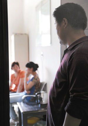 妻子在房內勸說女兒時,楊師傅守在門外 妻子在房內勸說女兒時,楊師傅守在門外