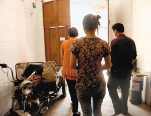 在眾人的勸說下,娟娟跟著爸媽走出了傳銷窩點 在眾人的勸說下,娟娟跟著爸媽走出了傳銷窩點